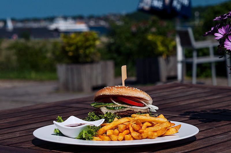 Pommes und Burger essen direkt am Kieler Strand - Deichperle Kiel